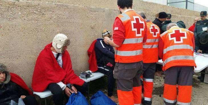 Voluntarios de la Cruz Roja atienden a 9 varones que iban en una patera en el puerto de Torrevieja. | Cruz Roja