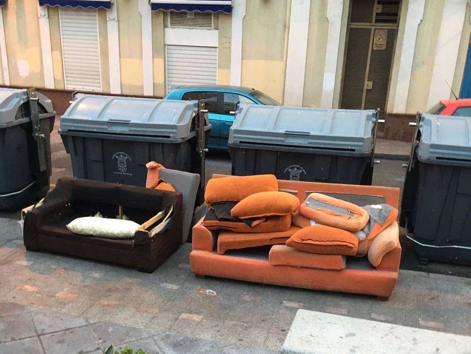 sofa en la calle