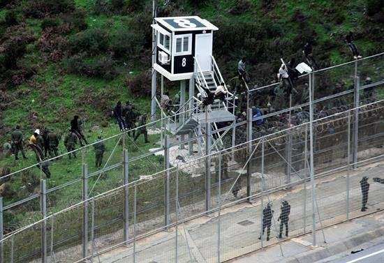 Incrementan la vigilancia nocturna en la frontera de Ceuta por los asaltos masivos