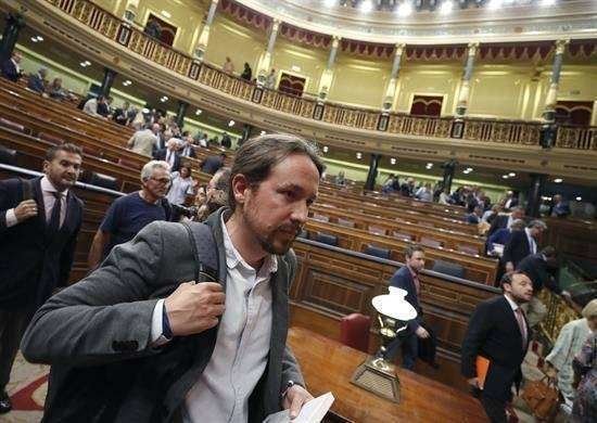 Iglesias pide a Rajoy actuar como Gobierno y no imponer la fuerza en Cataluña