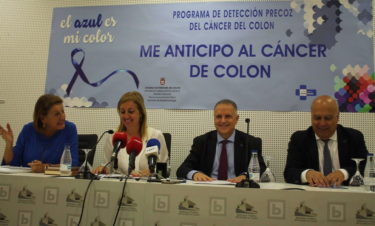 La consejera Sanidad, Adela Nieto, y el director territorial del Ingesa, Fernando Pérez, en el centro (C.A.)