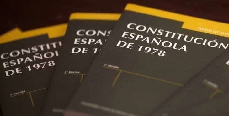 Ejemplares de la Constitución española. / RR SS