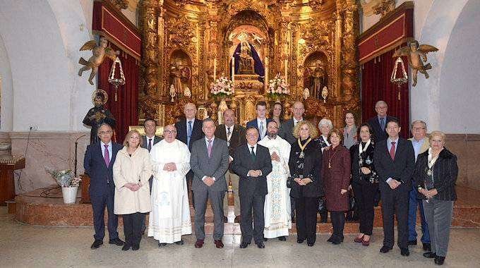 Autoridades y clero católico posan tras la celebración del acto (CEDIDA)