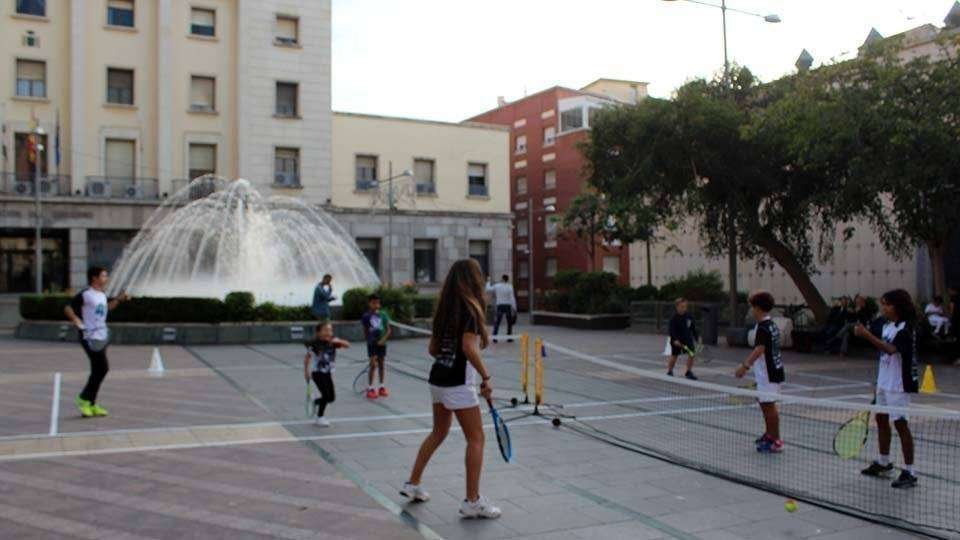 Jóvenes juegan al tenis en la Plaza de los Reyes durante el acto de presentación del torneo (C.A.)