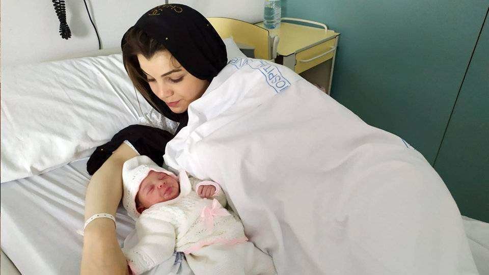 Marya Diane, junto a su madre y el matrón que las atendió (CEDIDA) primer bebé 2020