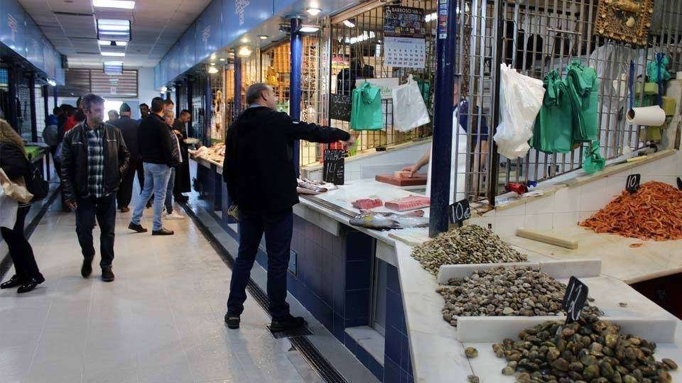 Aspecto de los puestos de pescado en el Mercado Central esta mañana (C.A.)