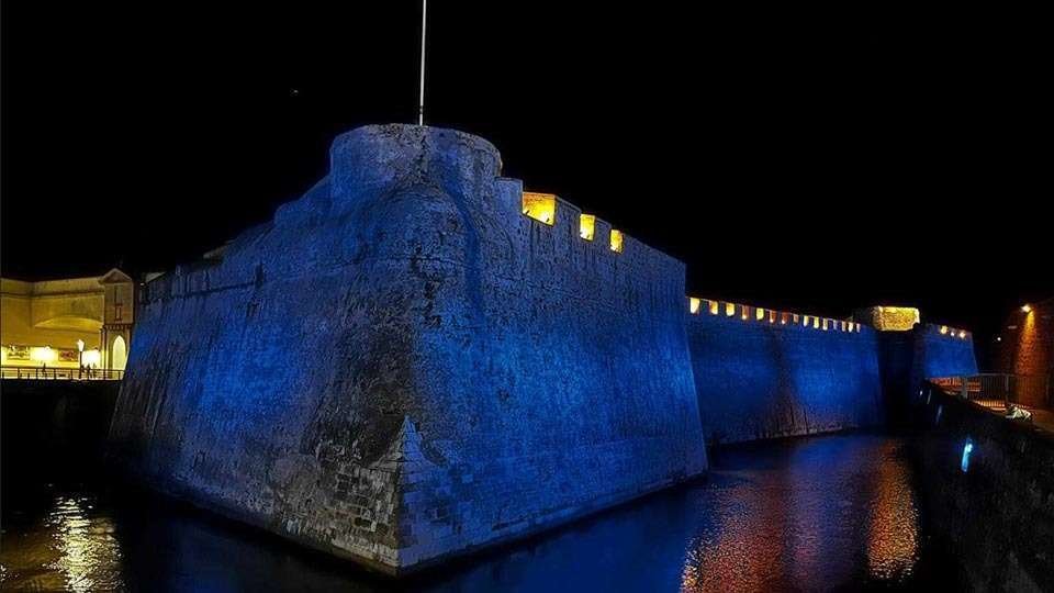 Las Murallas Reales, iluminadas de azul (CEDIDA) CONTRA EL ABUSO Y LA EXPLOTACIÓN SEXUAL DE MENORES