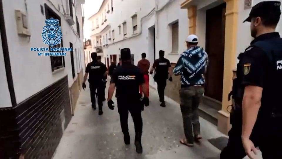 La Policía conduce a varios de los detenidos durante la operación (POLICÍA NACIONAL)