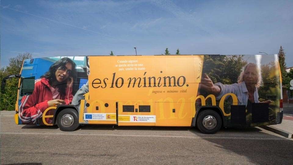 Autobús de la campaña informativa sobre el IMV
