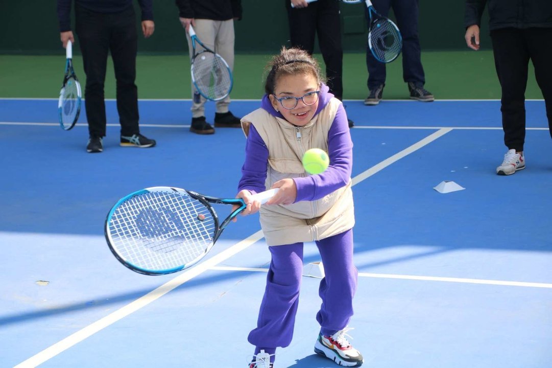 escuela de tenis para usuarios de 'Plena Inclusión'