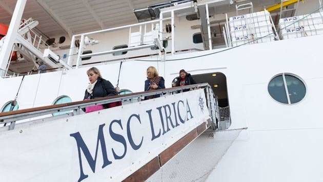 Pasajeros desembarcan del «MSC Lírica» en el puerto de Ceuta (CEDIDA)