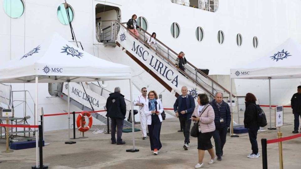 Pasajeros del «MSC Lírica» desembarcan en el puerto de Ceuta durante una de sus escalas (CEDIDA)