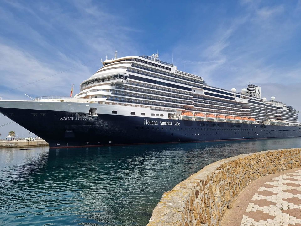 Crucero ‘Nieuw Statendam’ atracado en el Muelle España de Ceuta