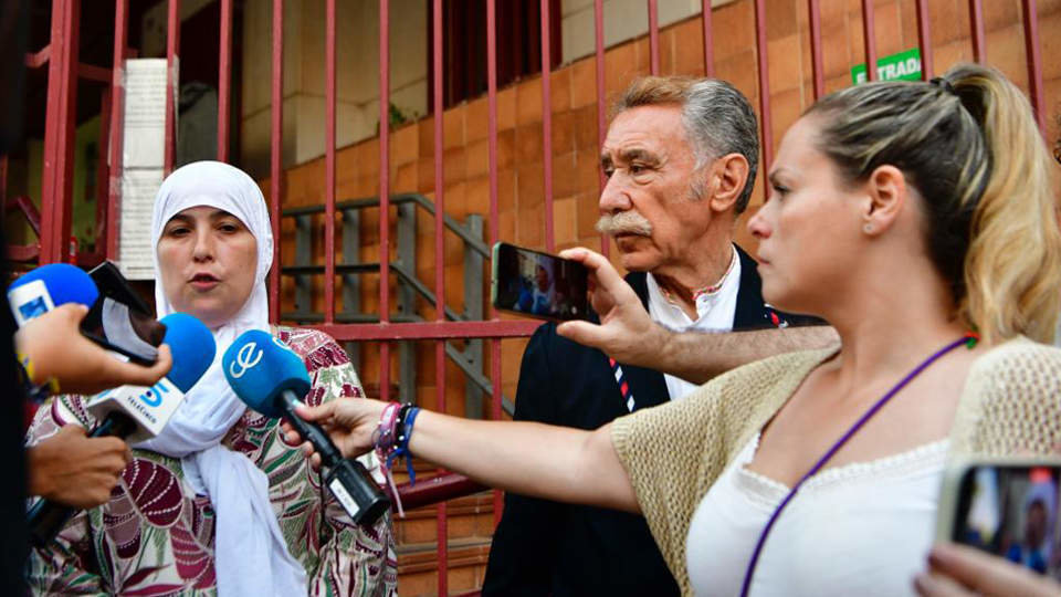 Asma Mohamed atiende a los periodistas a las puertas del Palacio de Justicia (C.A.) Asesinato de Mohamed Alí