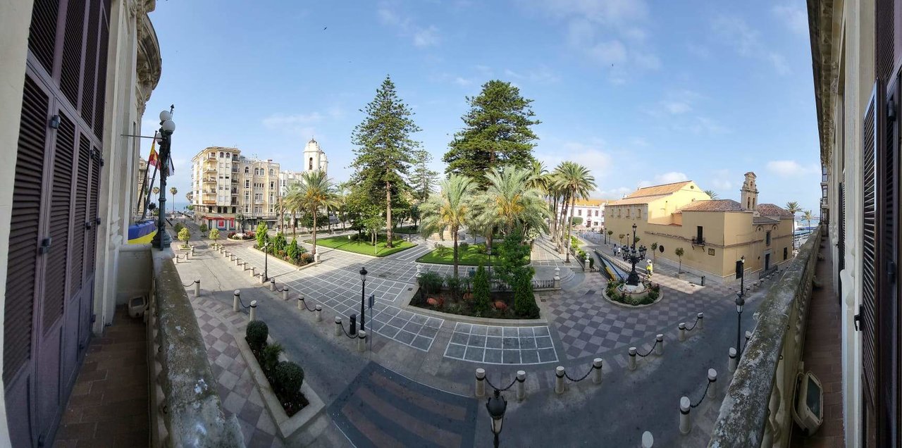 Vista panorámica de la plaza de África desde el ayuntamiento con los cielos de Ceuta despejados