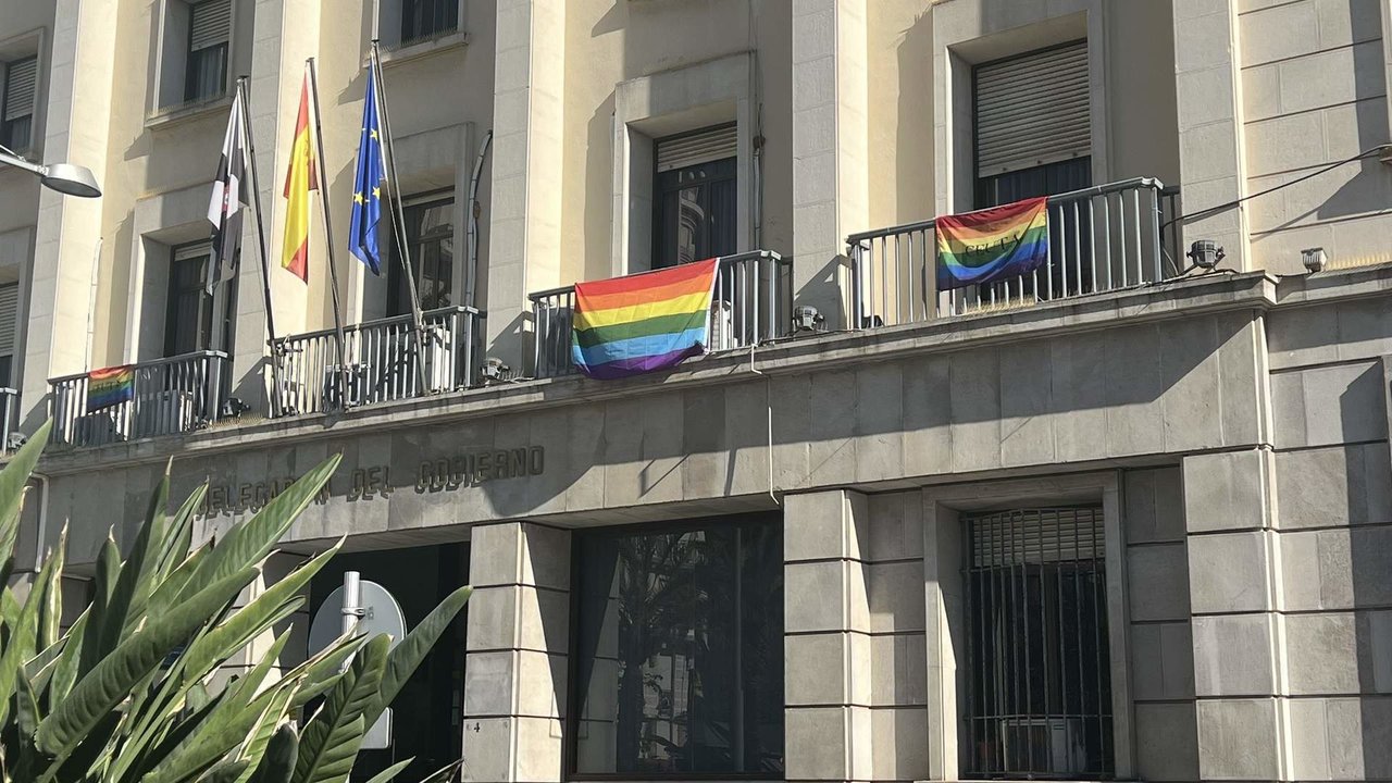 Banderas LGTBI, en el balcón de la Delegación del Gobierno de Ceuta