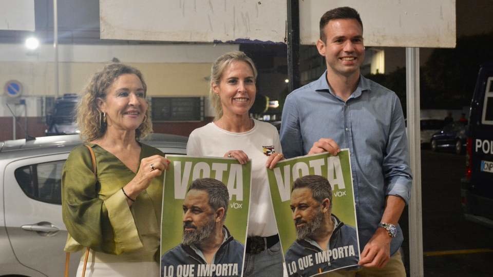  Los candidatos de VOX con los carteles que han pegado esta noche./Alejandro Castillo 