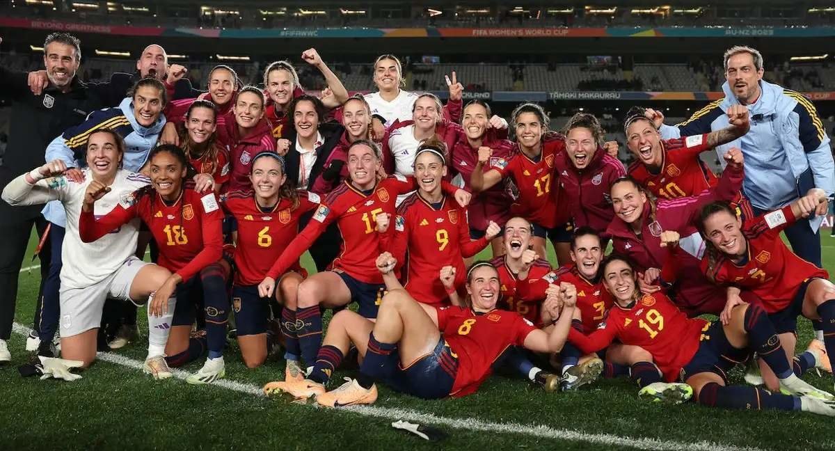 Las jugadoras y cuerpo técnico de la Selección femenina celebran el pase a la final del Mundial. Getty