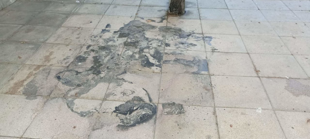 Basura suciedad en las calles de Ceuta