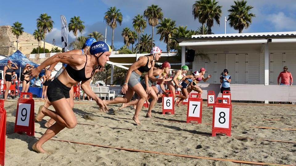 Competidores, en la playa de La Ribera (RFESS)