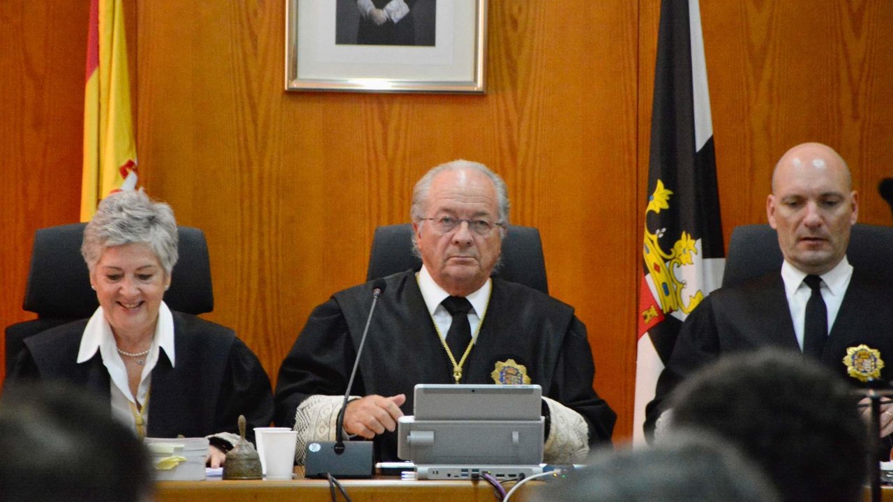 Sala de la Audiencia Provincial donde se está desarrollando el juicio por el Caso Emvicesa  (Alejandro Castillo) Fernando Tesón - Rosa María de Castro y Emilio Martín