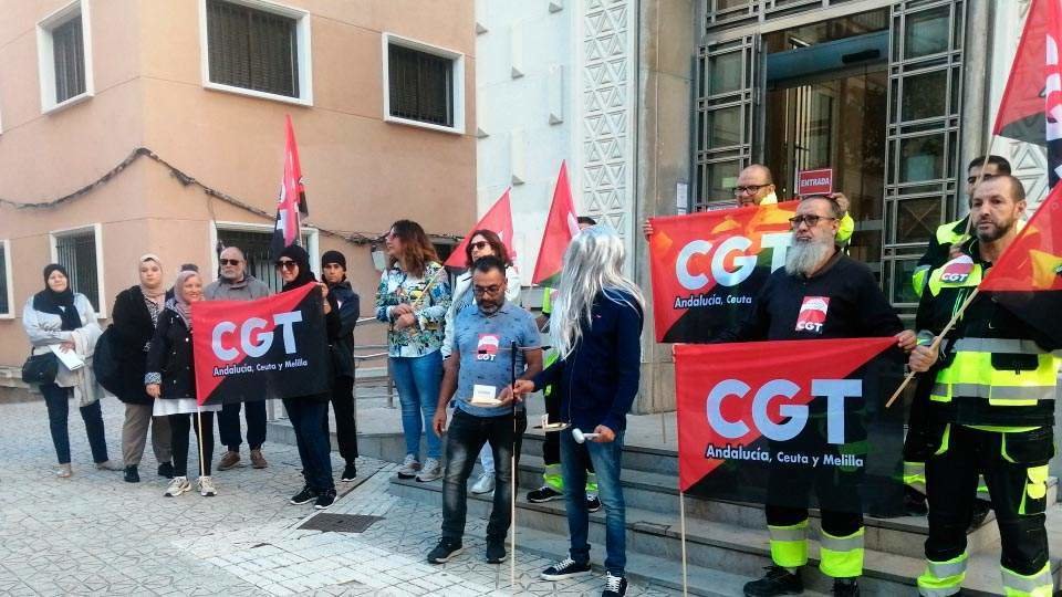 Los sindicalistas de CGT, ante las puertas del edificio judicial (C.A.)