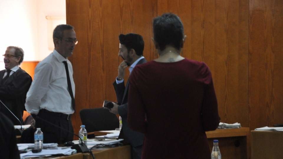  Chandiramani durante un receso en su testimonio con Antonio López al fondo hablando con su abogado. 