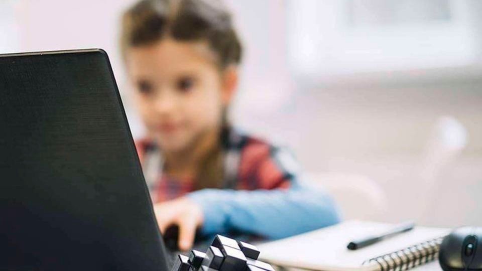 niño internet online ordenador