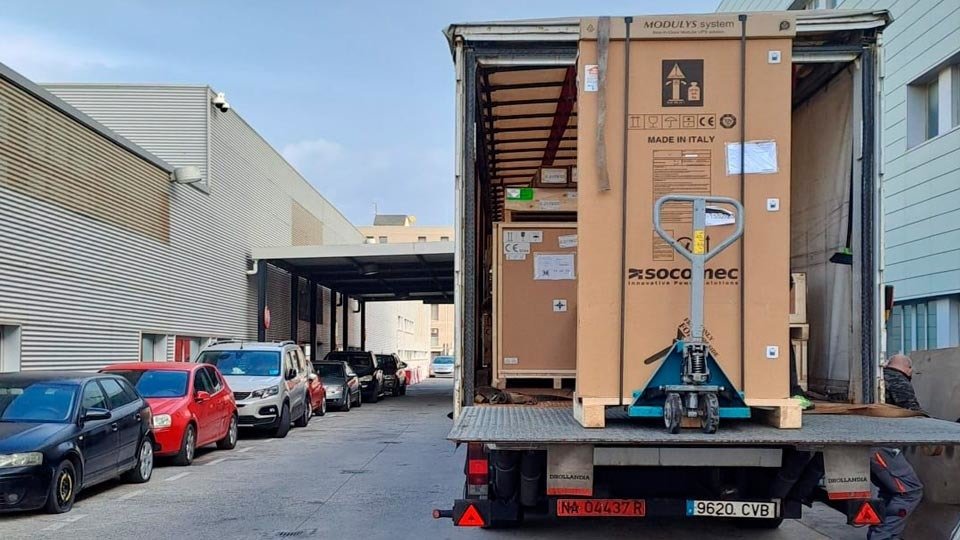 El camión que transporta el nuevo equipo, estacionado a las puertas del Hospital (CEDIDA)
