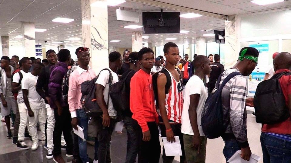 Inmigrantes del CETI se disponen a abandonar la ciudad en el ferri con destino a Algeciras (C.A./ARCHIVO)