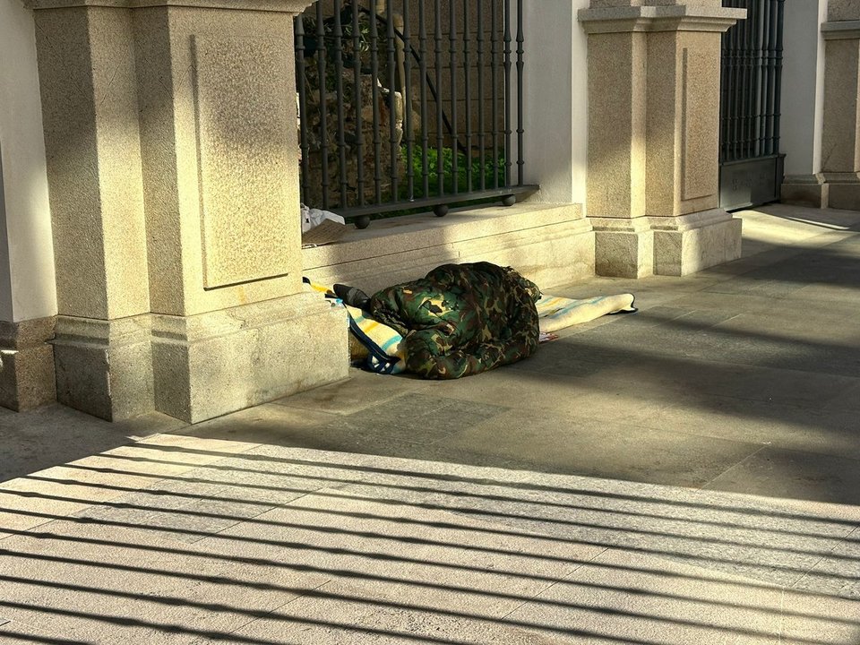 Sinhogarismo persona durmiendo en la calle, frente al ayuntamiento