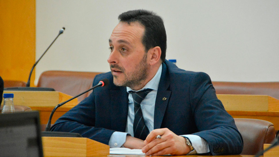 El portavoz de Vox, Juan Sergio Redondo, durante su intervención ante el pleno de la Asamblea (ALEJANDRO CASTILLO)