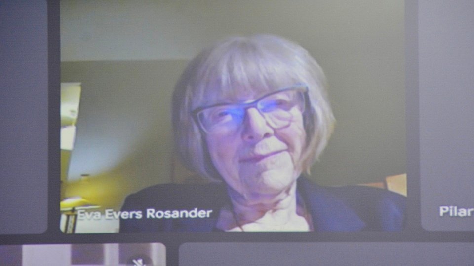  Eva Evers, siguiendo por videoconferencia la entrega del VI 'Premio Vivencias' / A. C. 