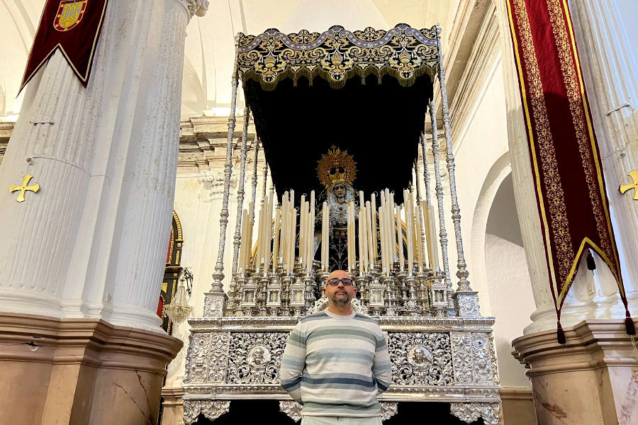  José Luis Vera, junto a la Virgen de la Soledad / Daniel Hernández 
