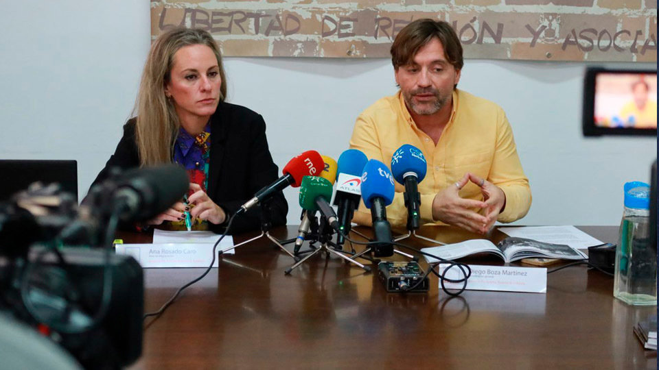 Los activistas Ana María Rosado y Diego Boza, durante el acto de presentación del informe (APDHA)