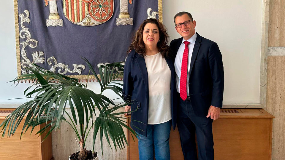 Cristina Pérez y Javier Manzano, en la sede de la Delegación del Gobierno (CEDIDA)