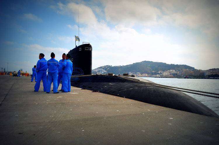 El submarino, atracado en el muelle España esta mañana/ ANTONIO SEMPERE