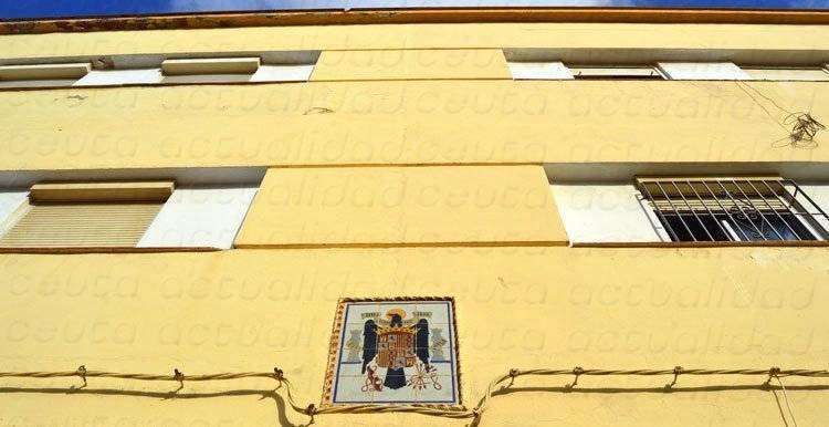 El escudo del régimen franquista, en una de las fachadas de O'Donnell/ C.A./ARCHIVO