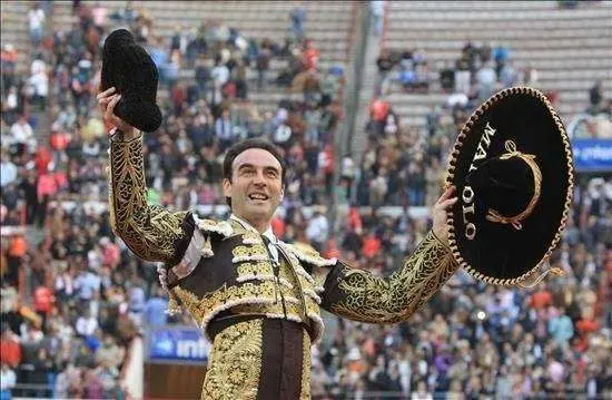 El torero espa&ntilde;ol Enrique Ponce fue registrado al celebrar su triunfo en la decimotercera corrida de abono en la Monumental Plaza de Toros de M&eacute;xico, en la capital mexicana. EFE