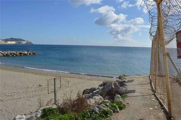 Playa Tarajal-Valla inmigrantes muestos (5) (Custom)