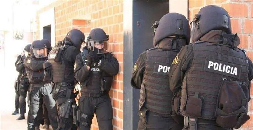 polic&iacute;as