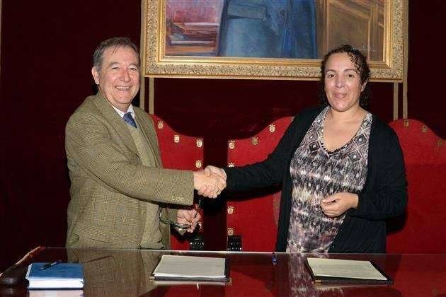 Rabea Mohamed La consejera junto con el presidente del Banco de Alimentos de Ceuta, Pedro Mariscal