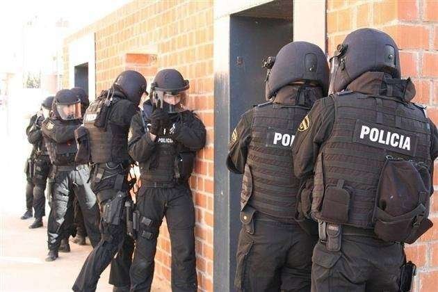 Equipos-de-intervencion-de-la-Policia-Nacional-espanola (Custom)