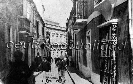 Calle Camoens, al fondo el edificio del Museo Municipal. Hacia 1910. (Archivo: Copister&iacute;a Ana S&aacute;nchez)