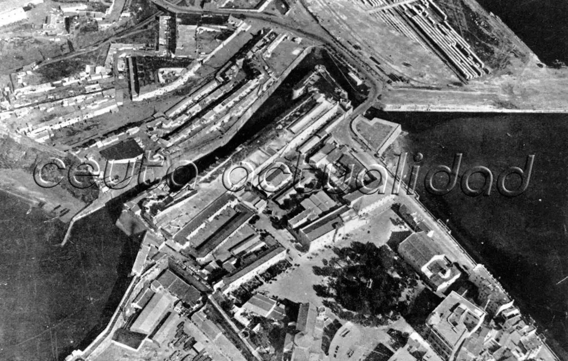 Vista a&eacute;rea del Conjunto Monumental de las Murallas Reales, plaza de &Aacute;frica y Ayuntamiento. Hacia 1930 (Archivo: Copister&iacute;a Ana S&aacute;nchez)