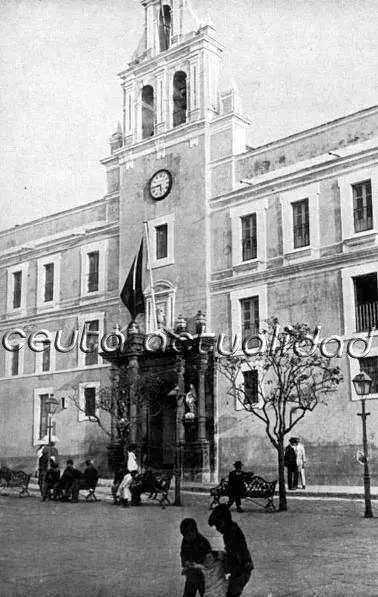 Hospital Real en la plaza de los Reyes, de la puerta principal actualmente existe una replica. (Archivo: Copister&iacute;a Ana S&aacute;nchez)
