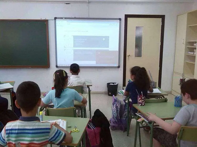 ni&ntilde;os en clase (2)