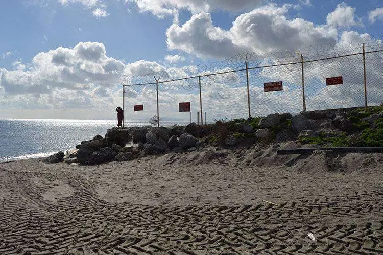 Playa Tarajal-Valla inmigrantes muestos (4)