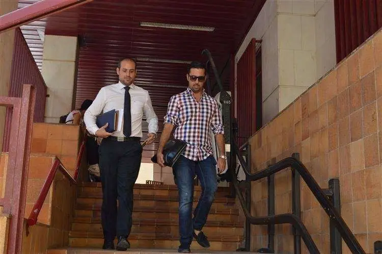Antonio Lopez y abogado saliendo Juzgado (2) (Custom)