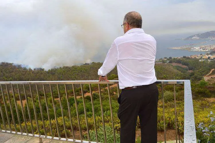 Consejero de Presidencia observando desde la zona de mando